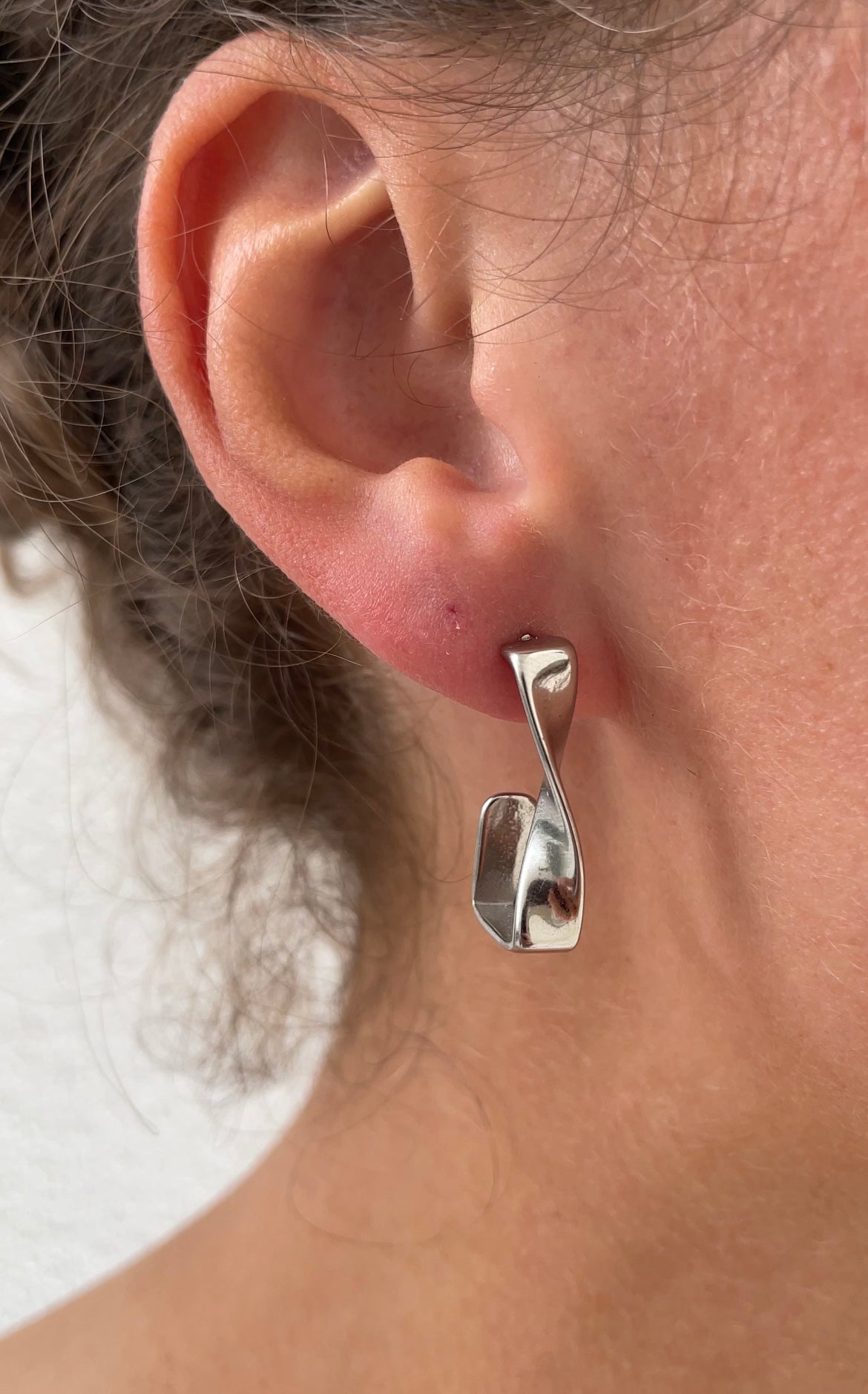 Twisted cubic earrings