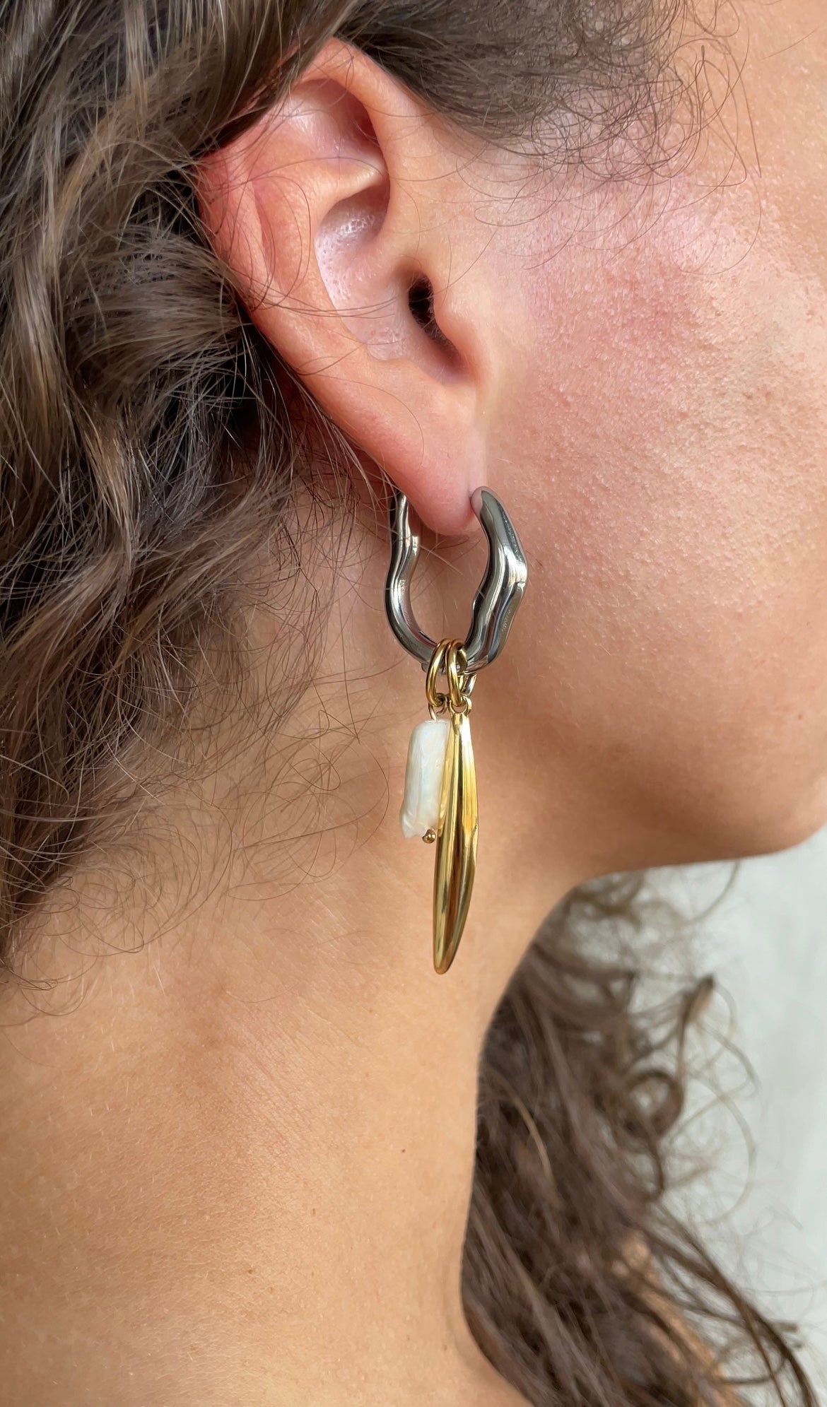 Oval pearl earrings