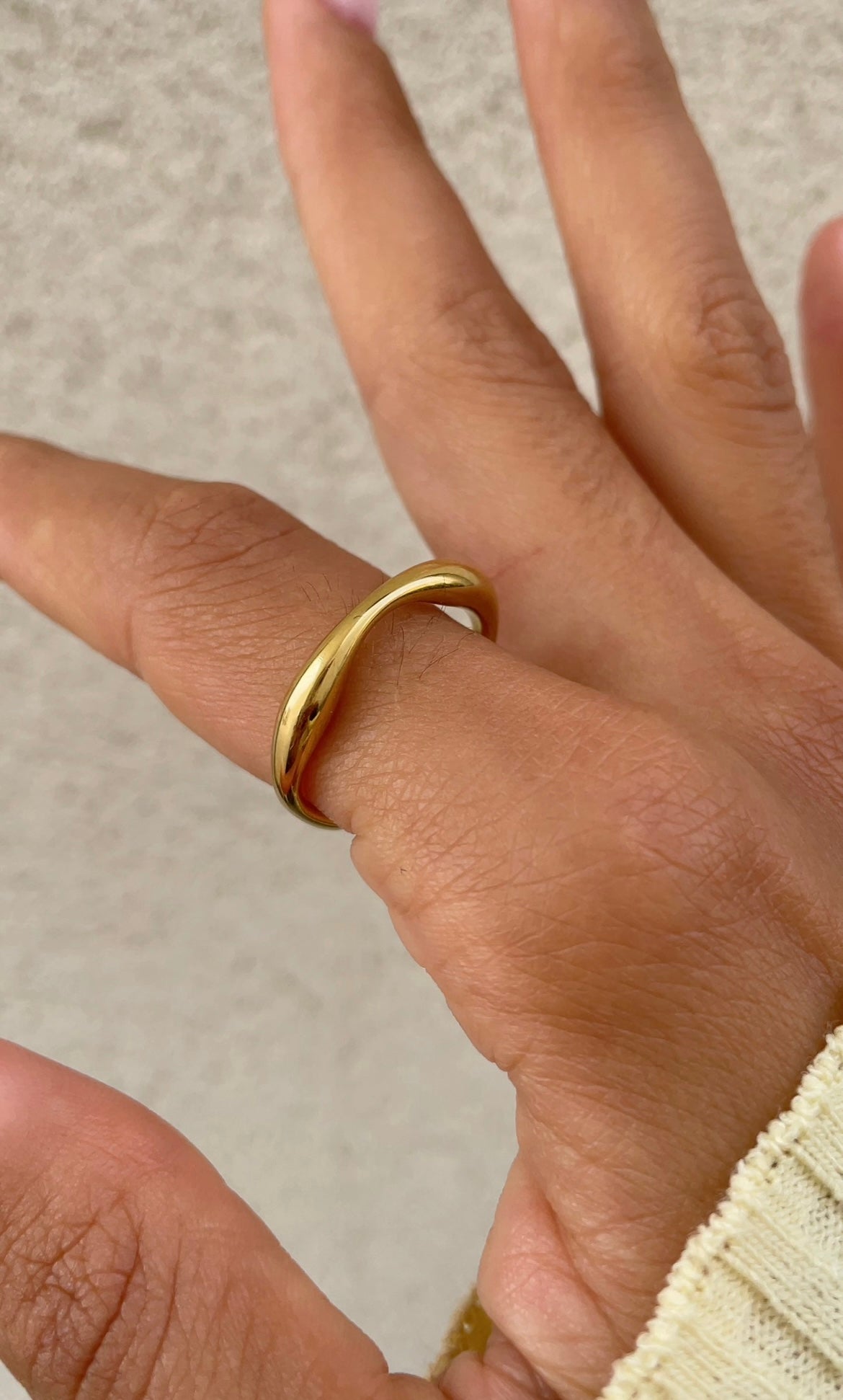 Wavy thin ring