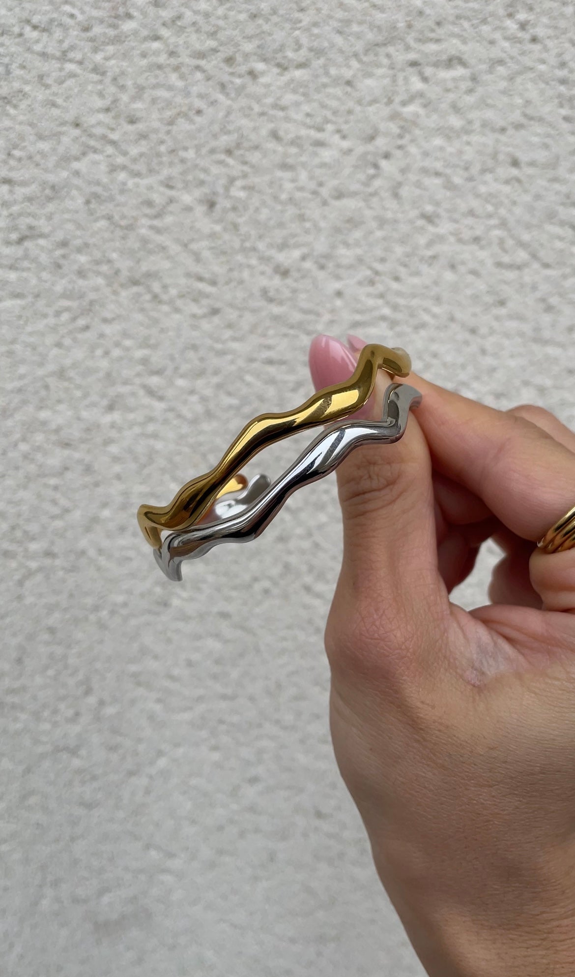 Wave bangle