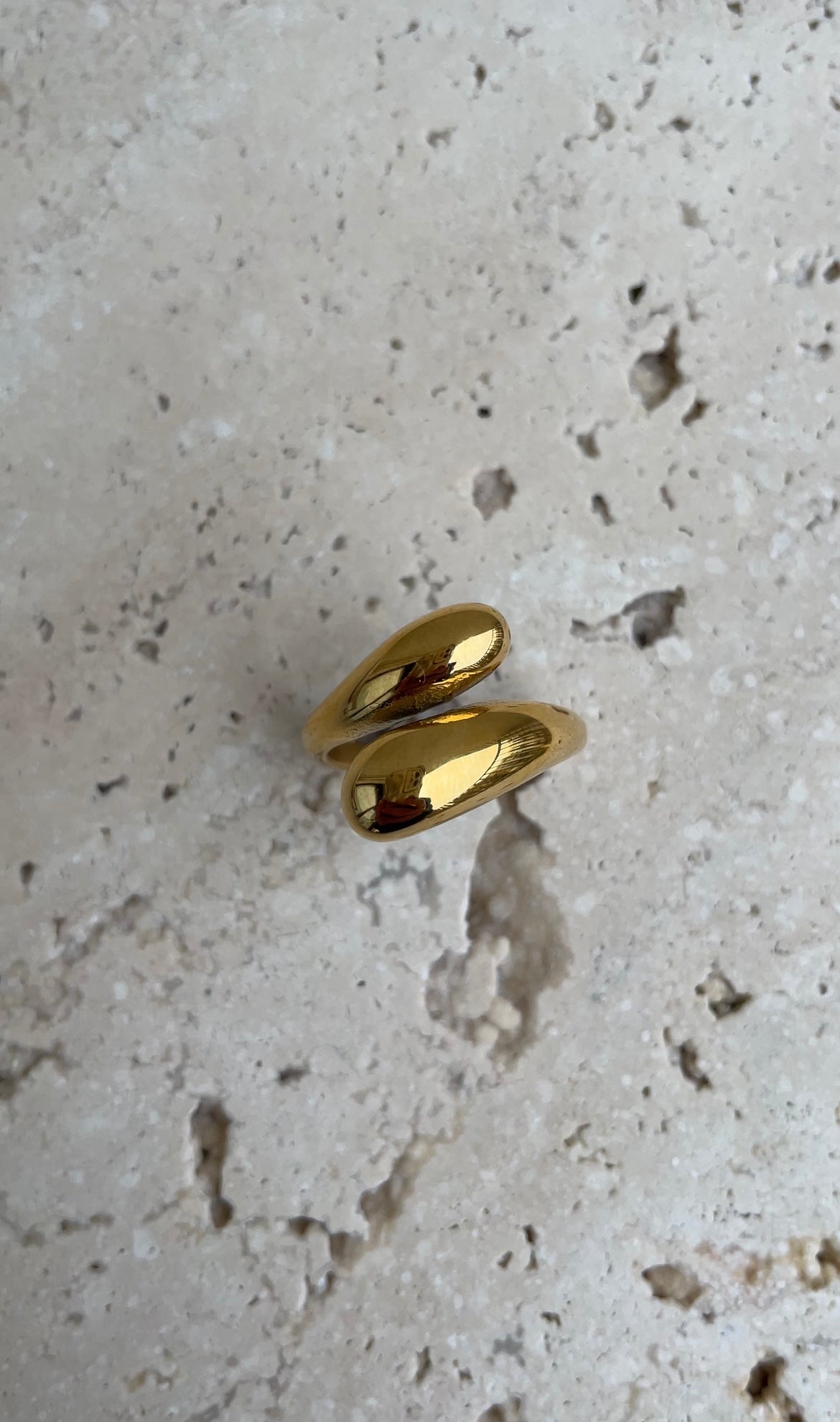 Simple embrace ring
