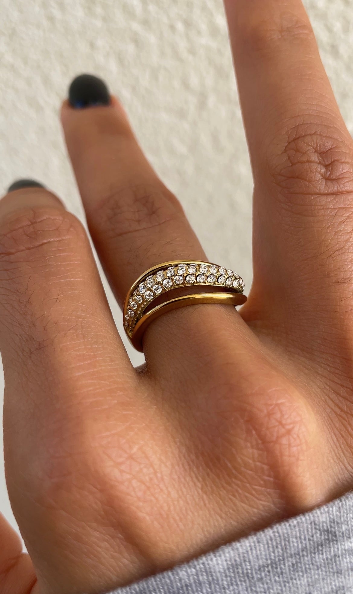 Wave gems ring