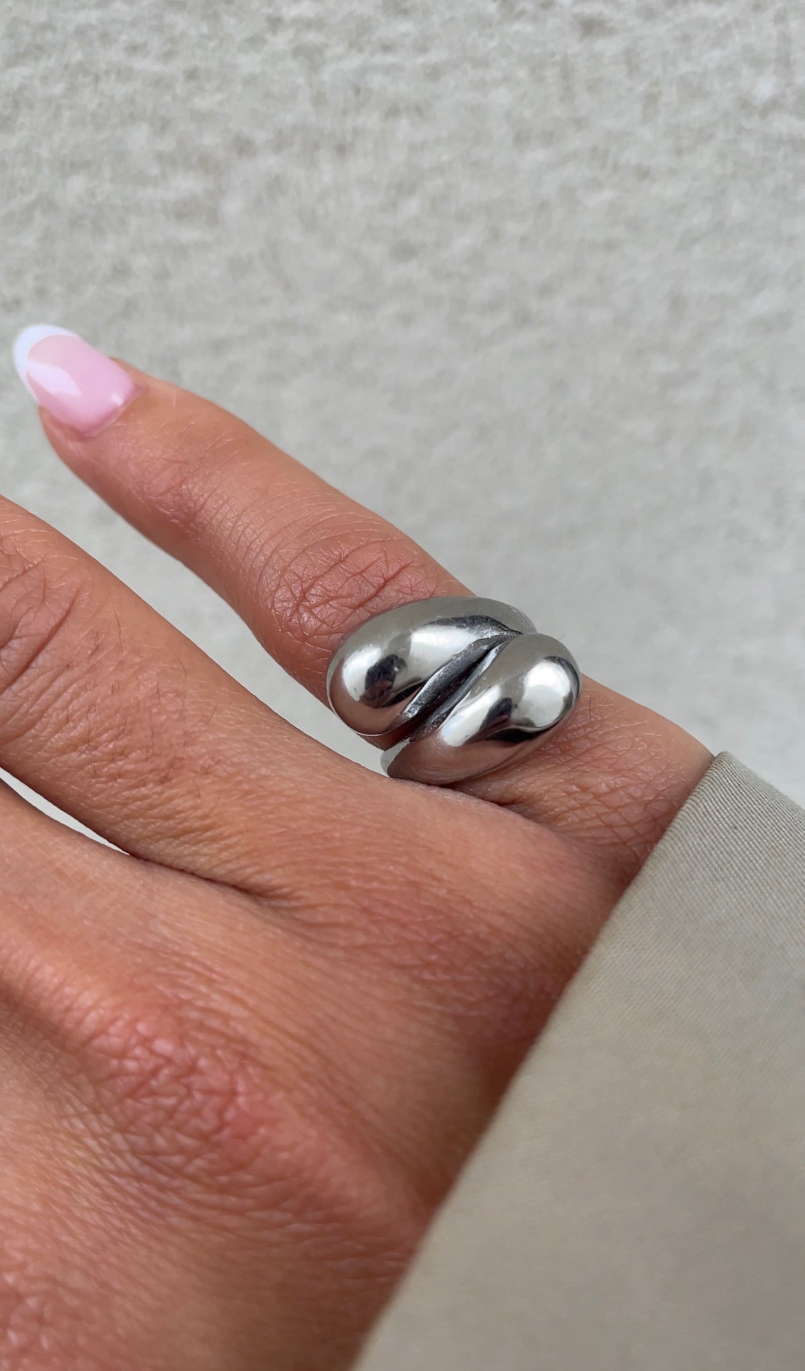Chunky embrace chevalière