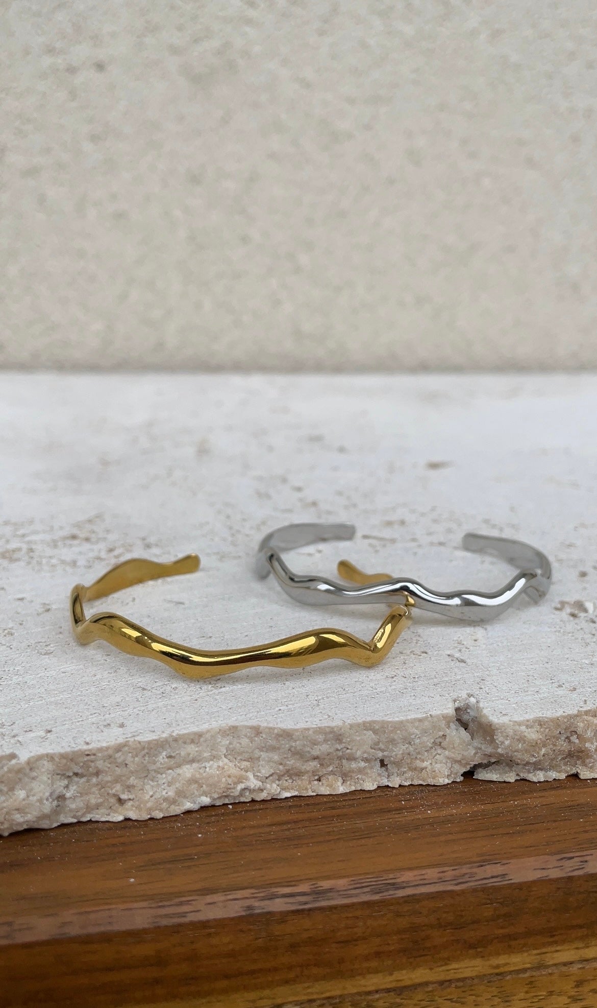 Wave bangle
