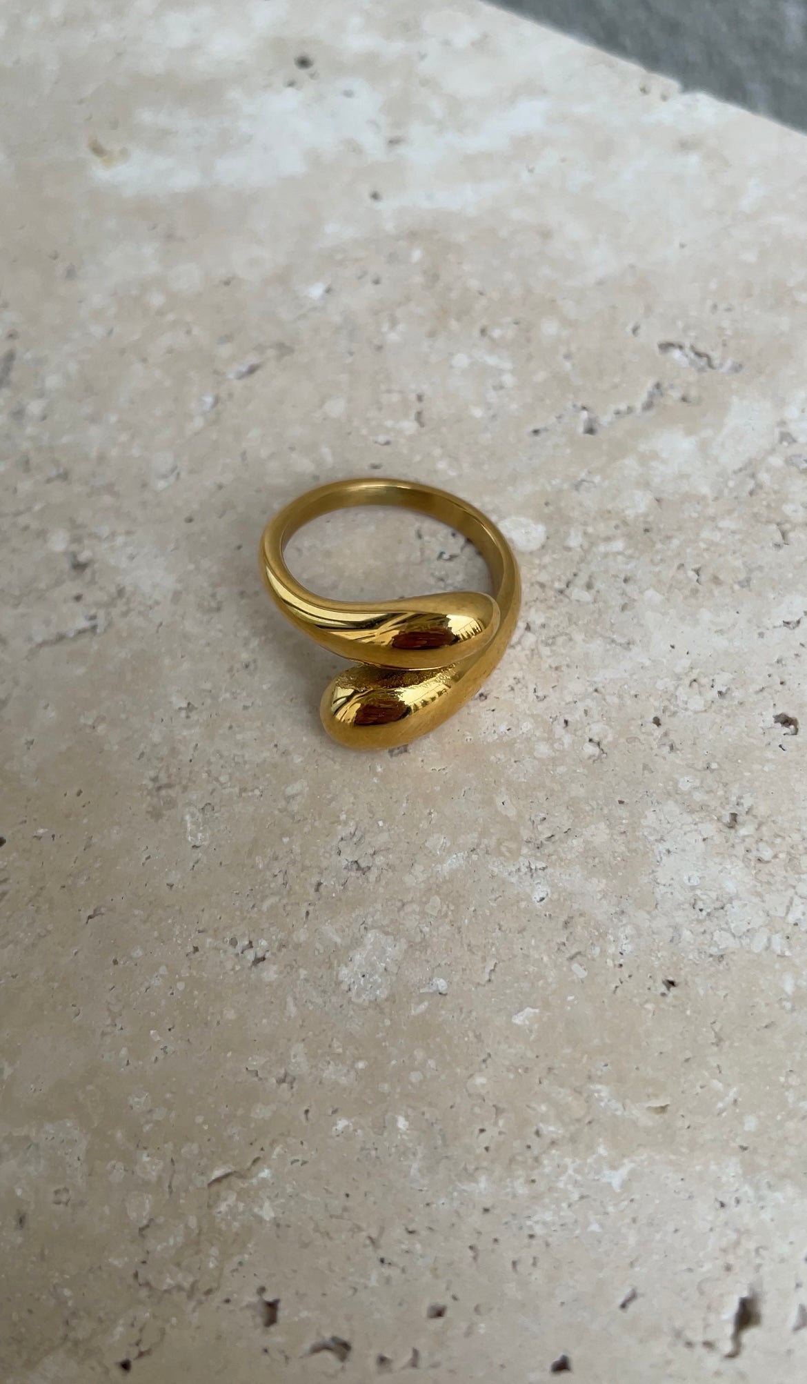 Simple embrace ring