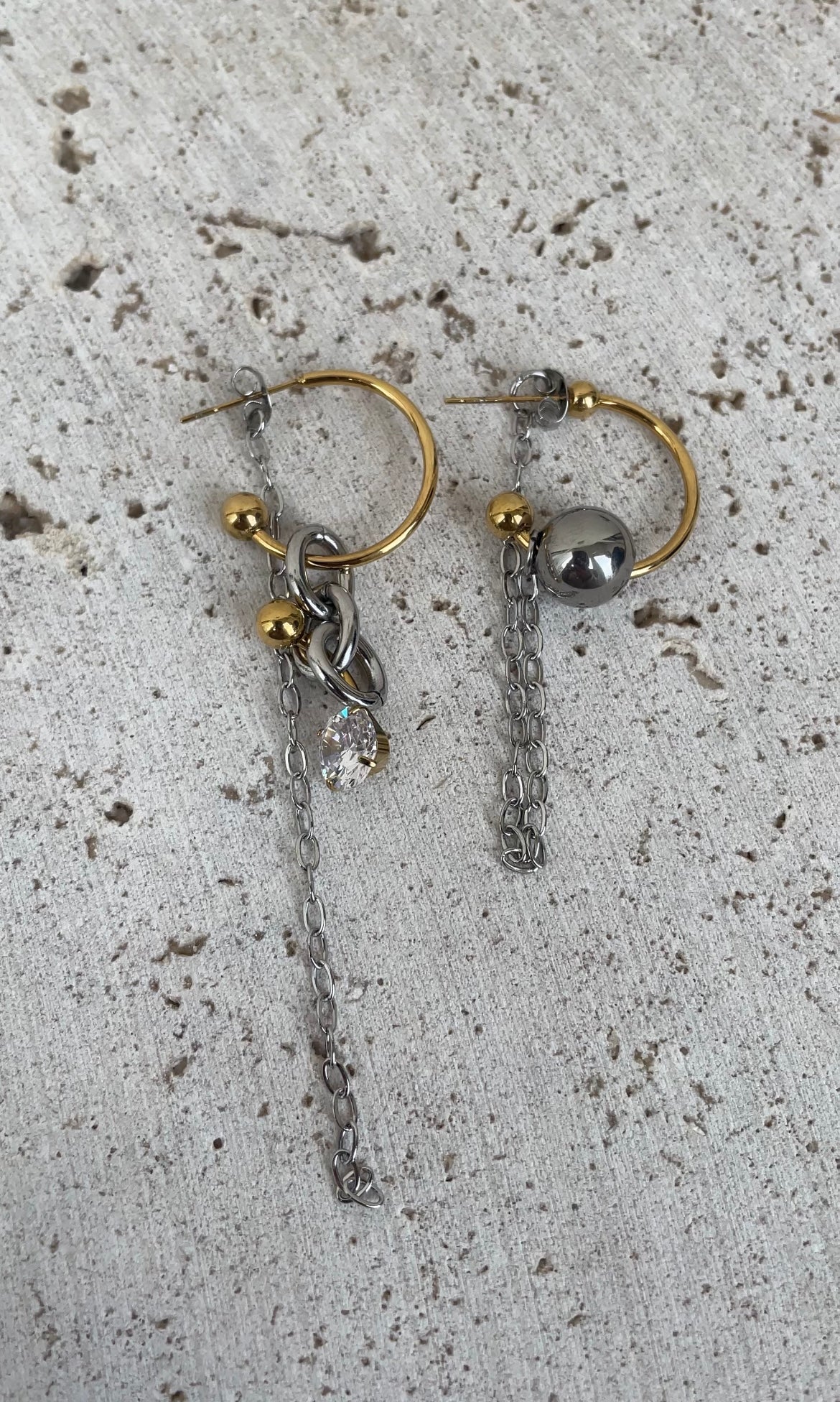 Asymmetric piercing earrings