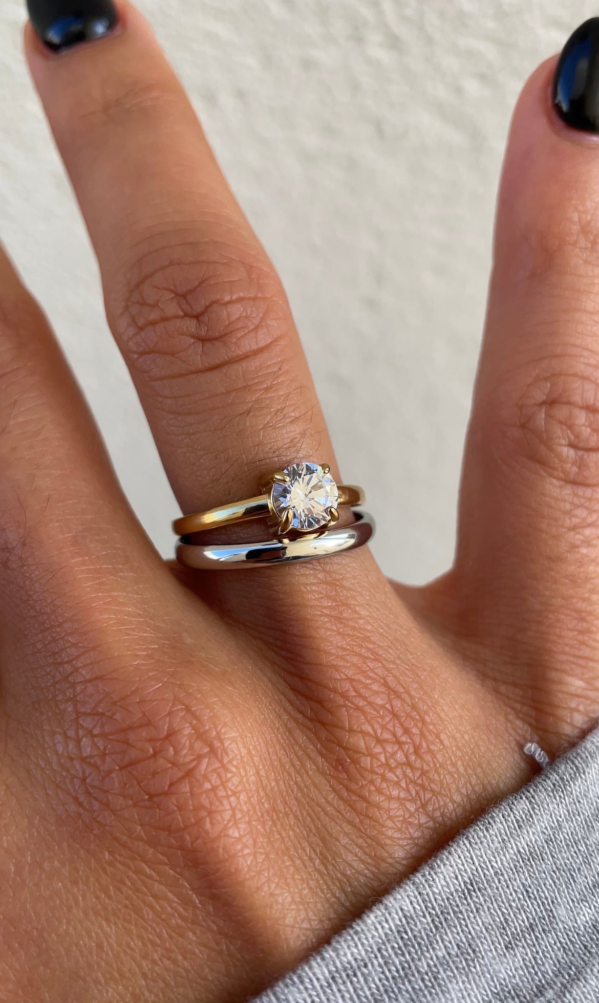 Bicolor solitaire ring