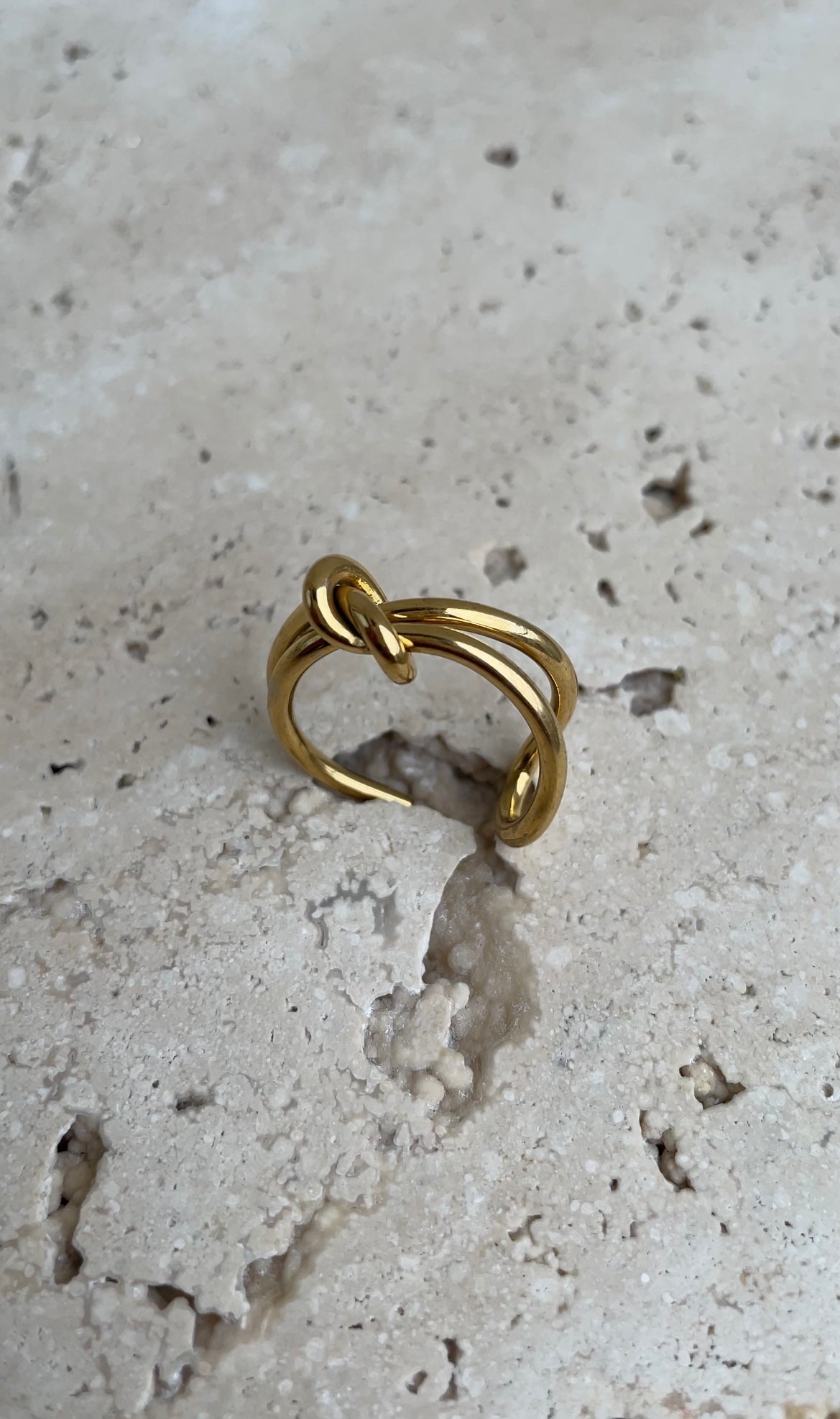 Thin knot ring
