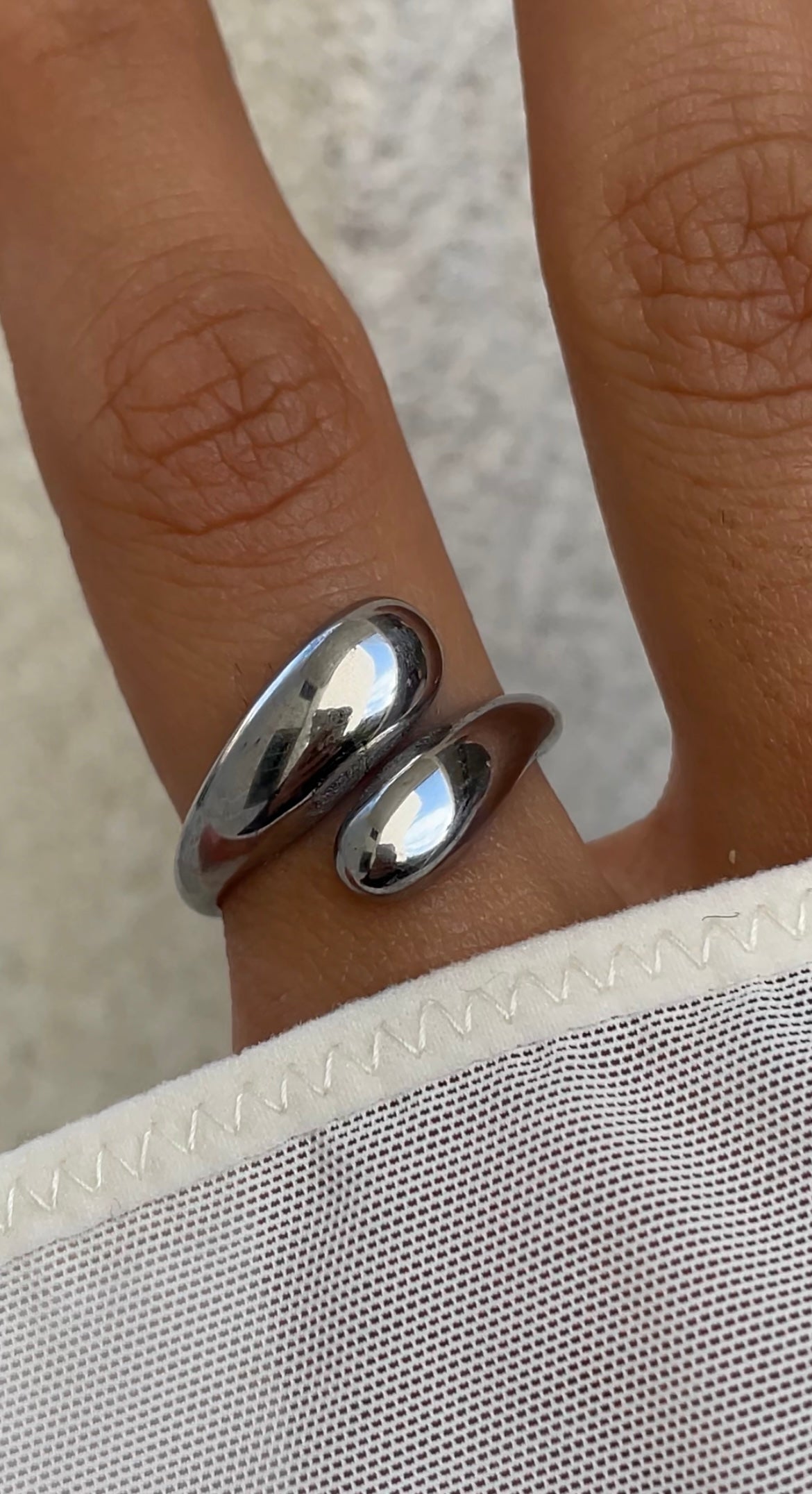 Simple embrace ring