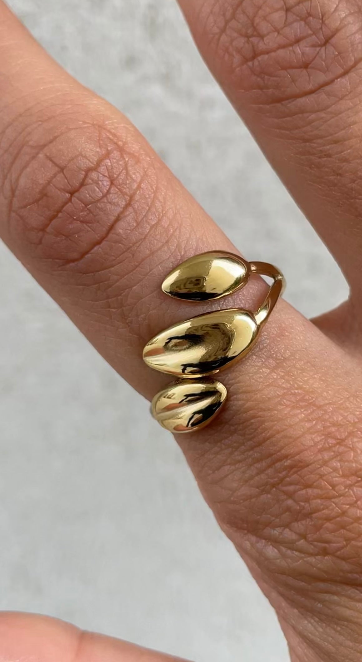 Triple leaves ring