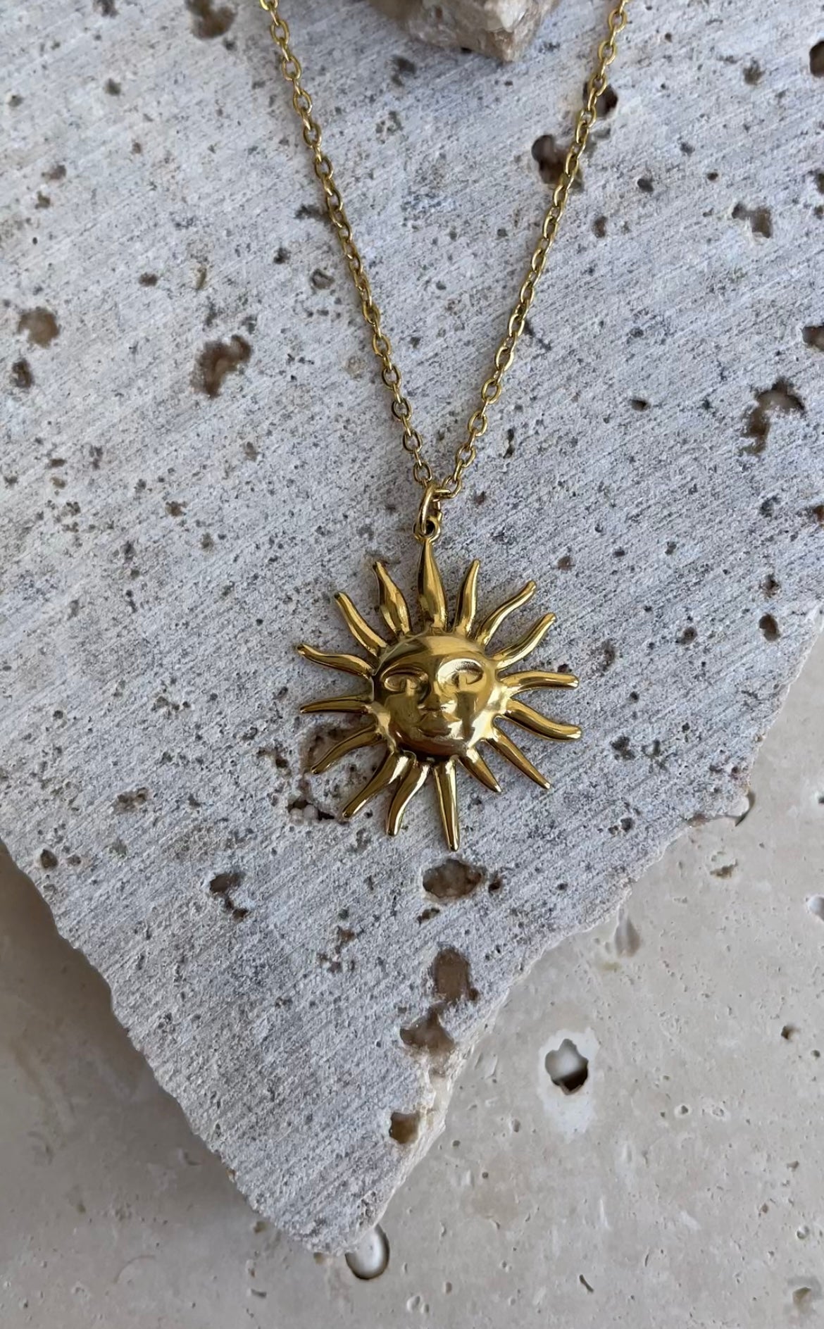 Medium star necklace