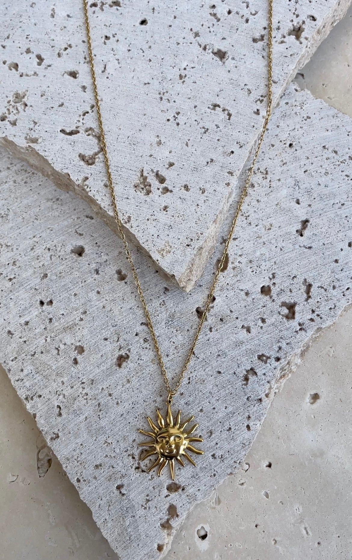 Medium star necklace
