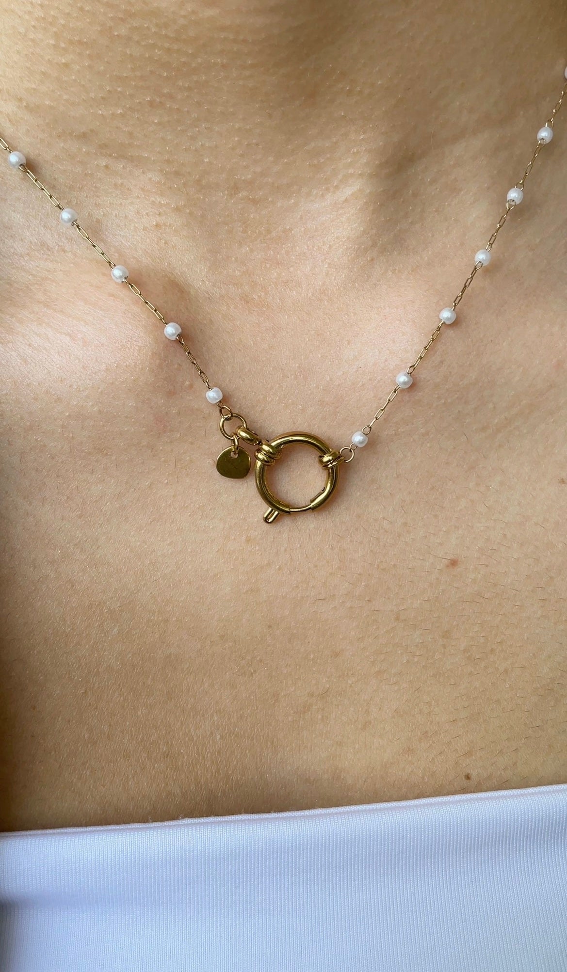 Simple pearl necklace