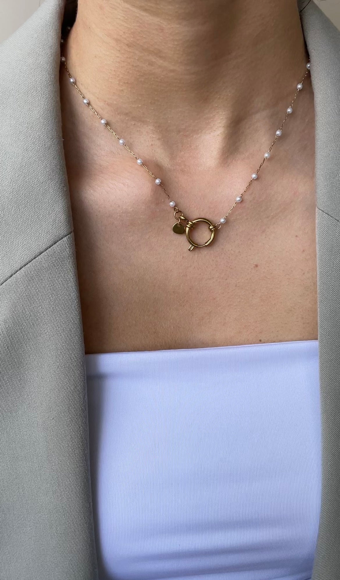 Simple pearl necklace