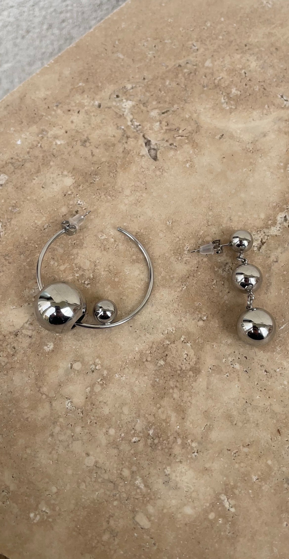 Asymmetric pearl earrings