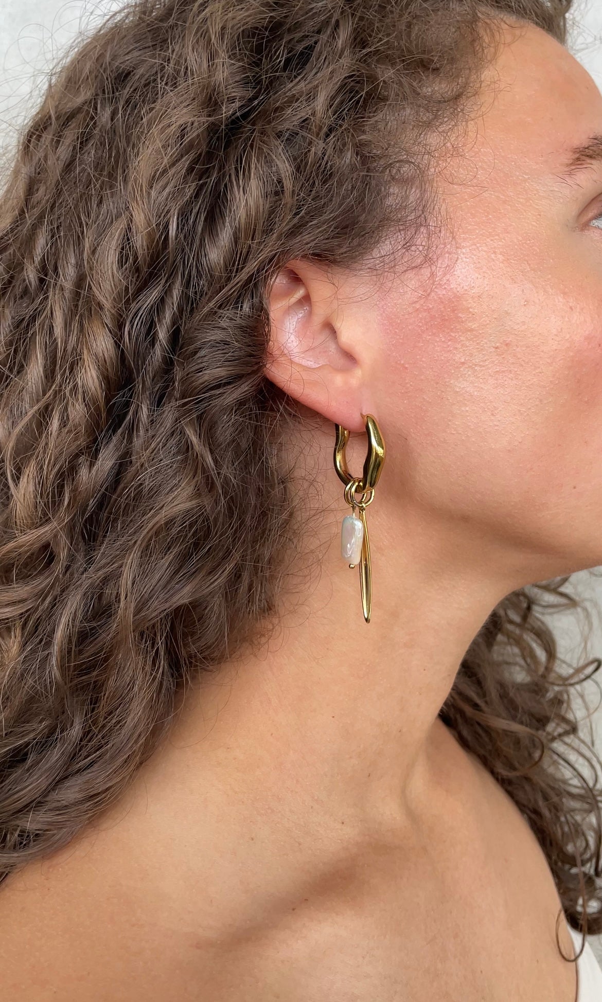 Oval pearl earrings