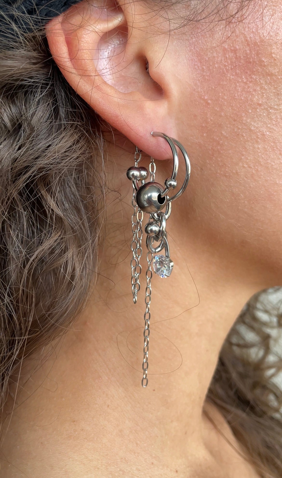 Asymmetric piercing earrings