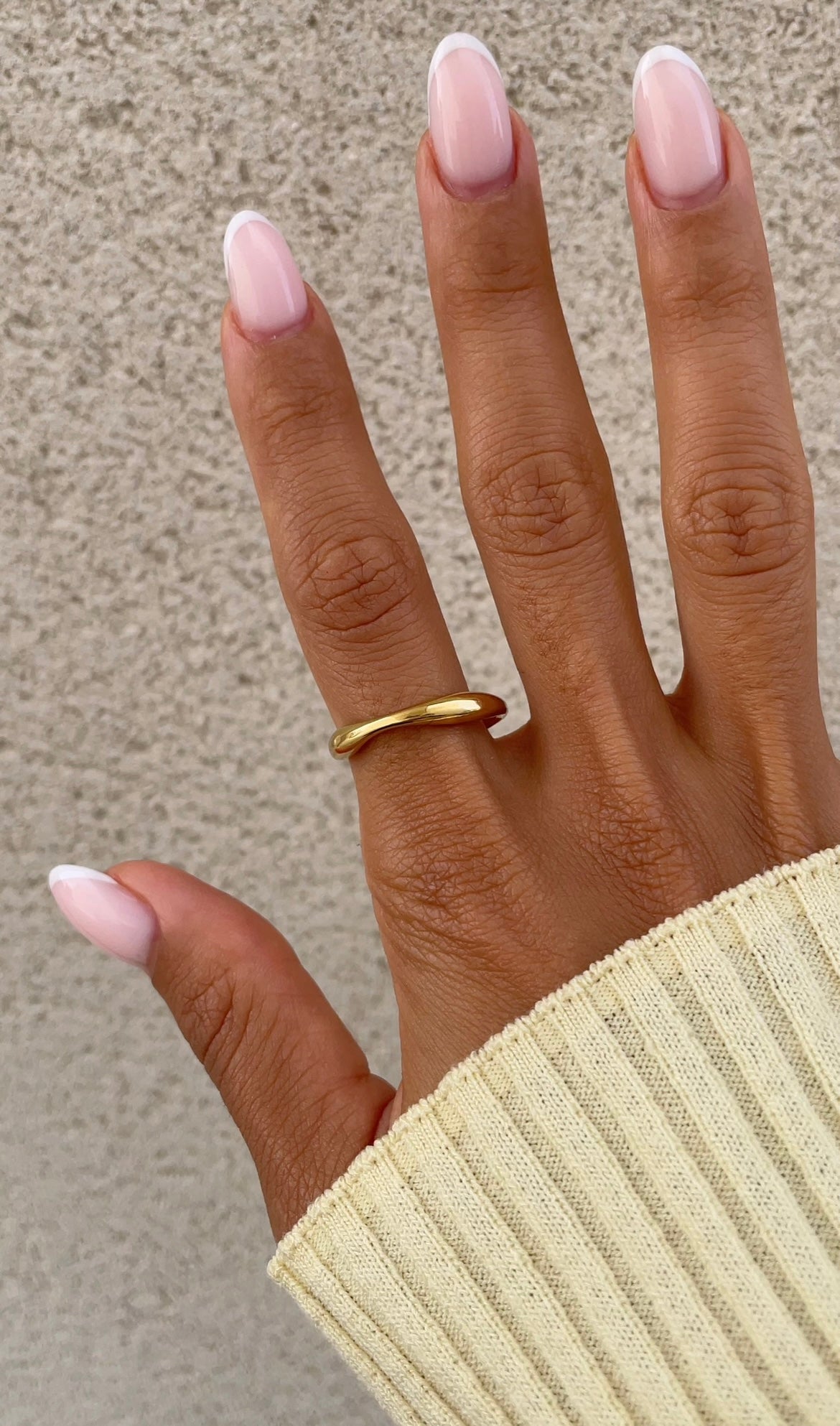 Wavy thin ring
