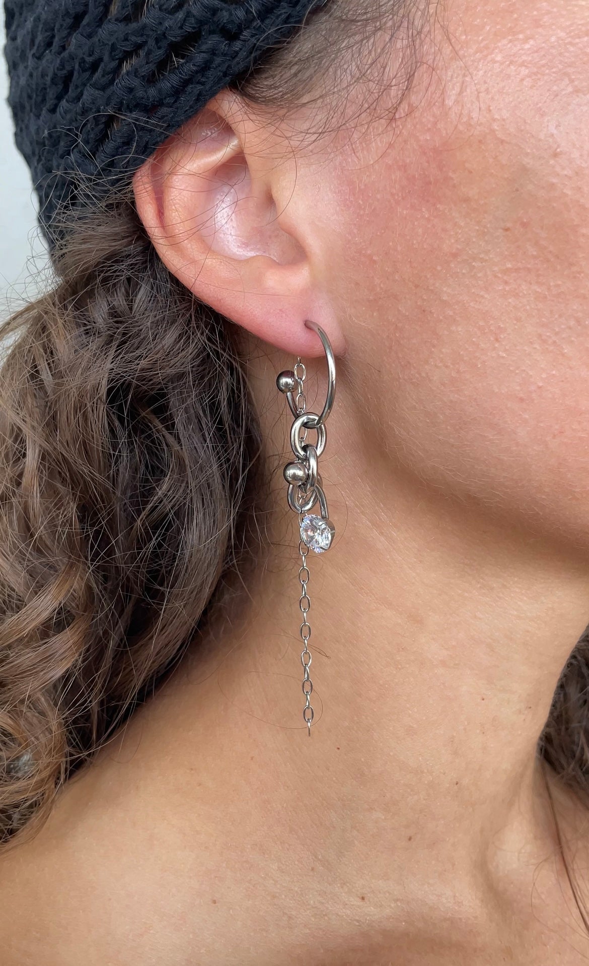 Asymmetric piercing earrings