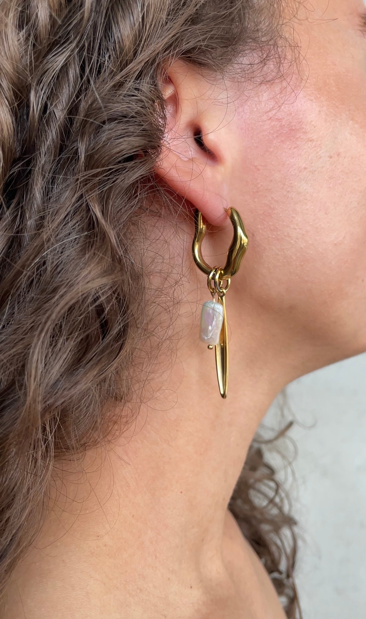 Oval pearl earrings
