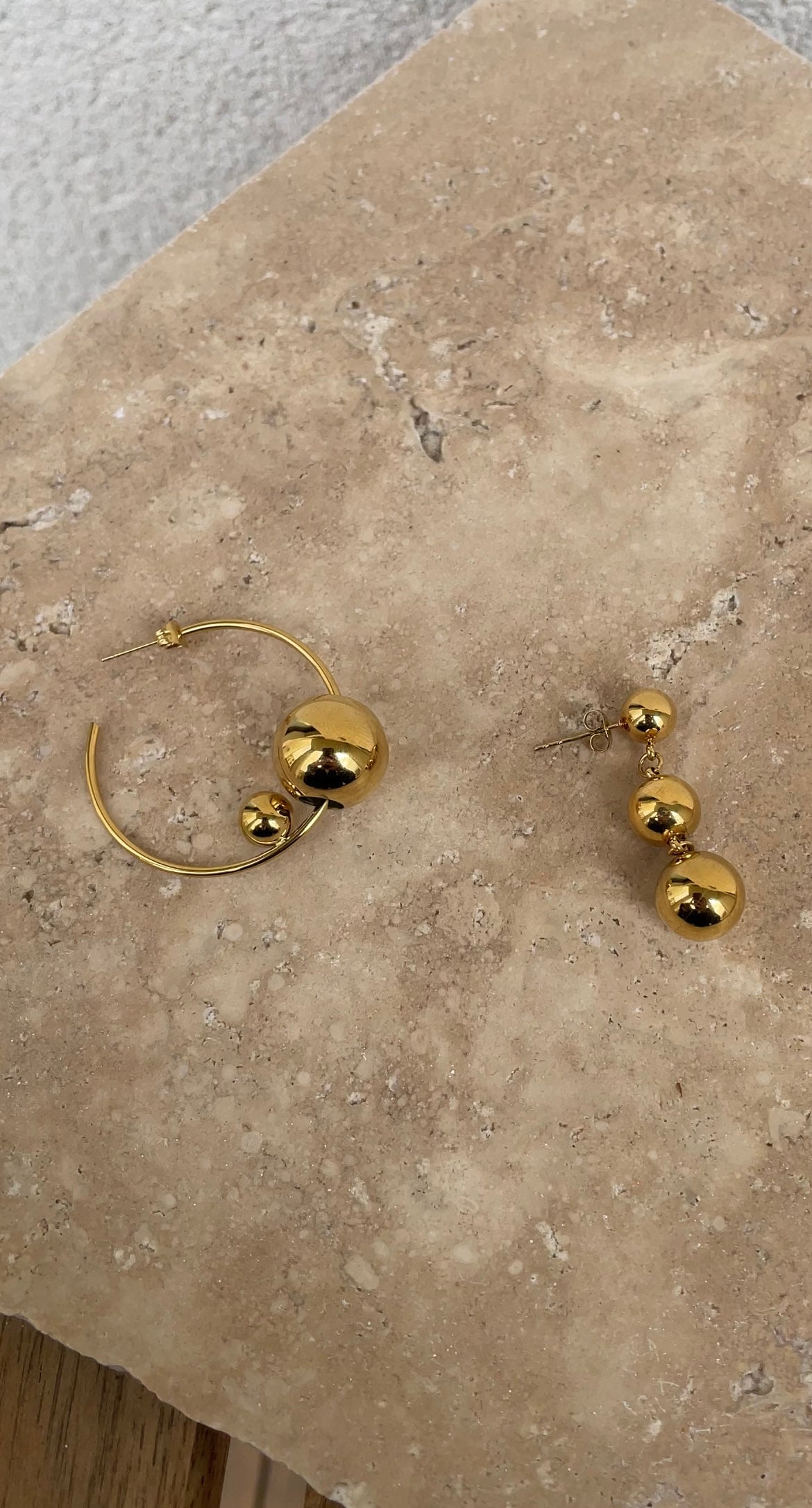 Asymmetric pearl earrings