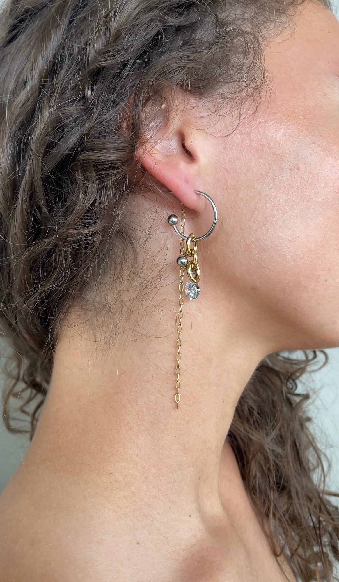 Asymmetric piercing earrings