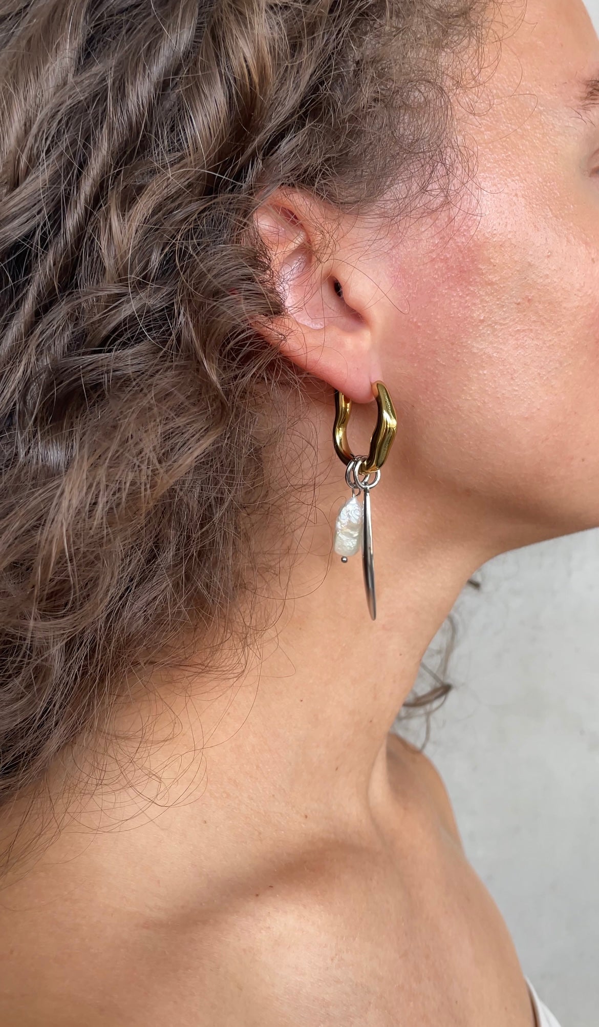 Oval pearl earrings