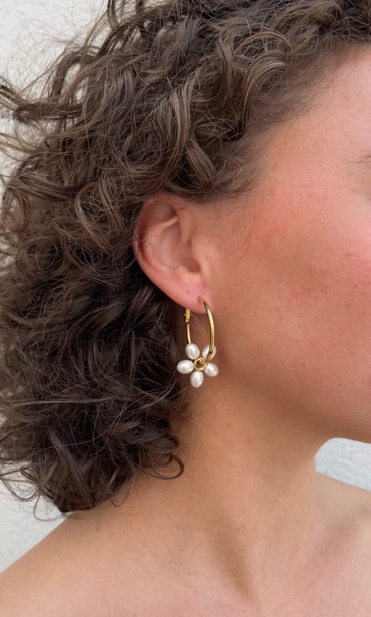 Dangling flower earrings