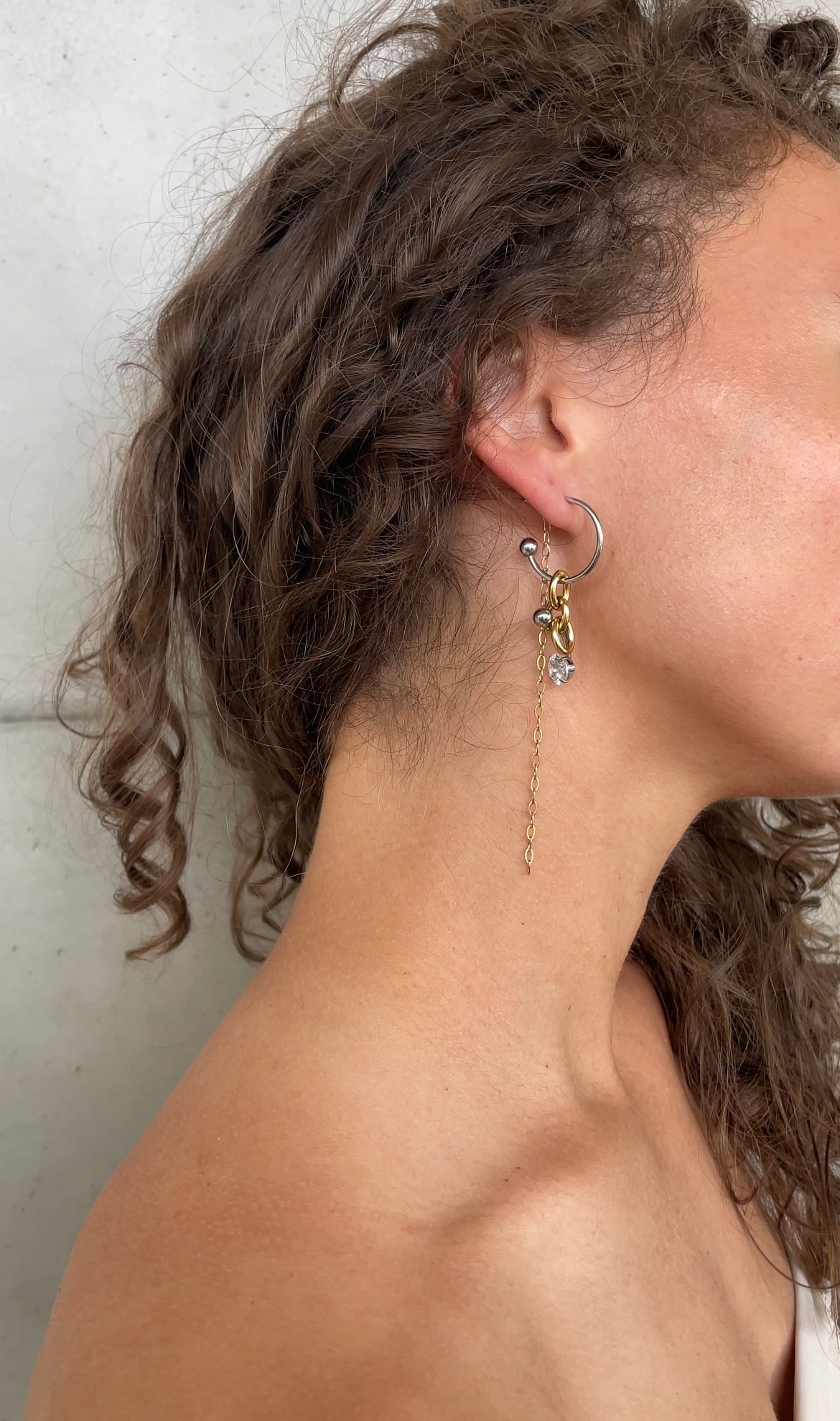 Asymmetric piercing earrings