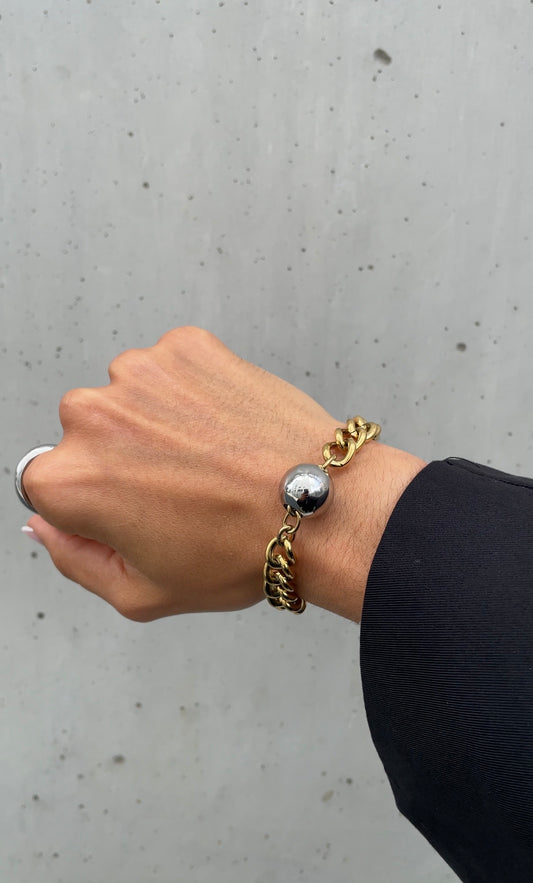 Middle pearl bracelet