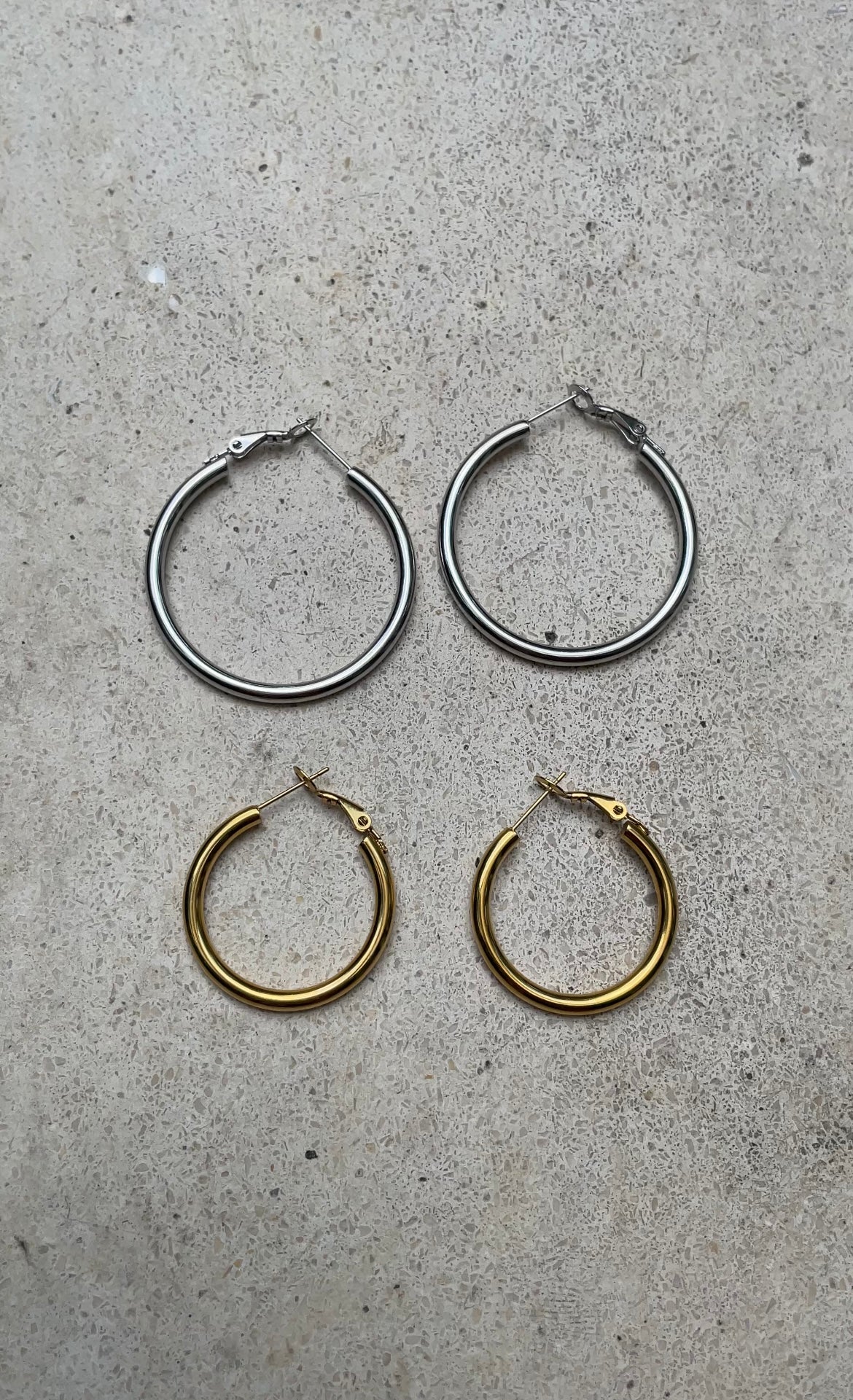 Duo thin Hailey hoops