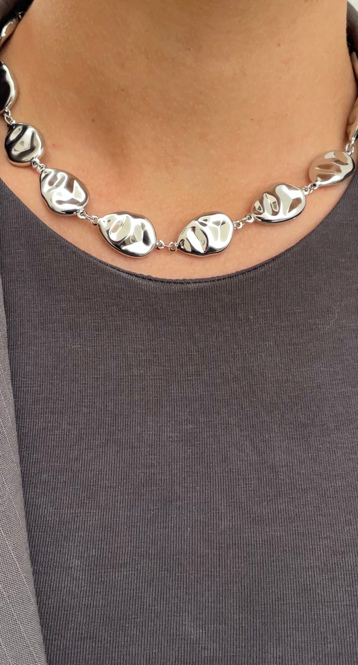 Hammered pieces necklace
