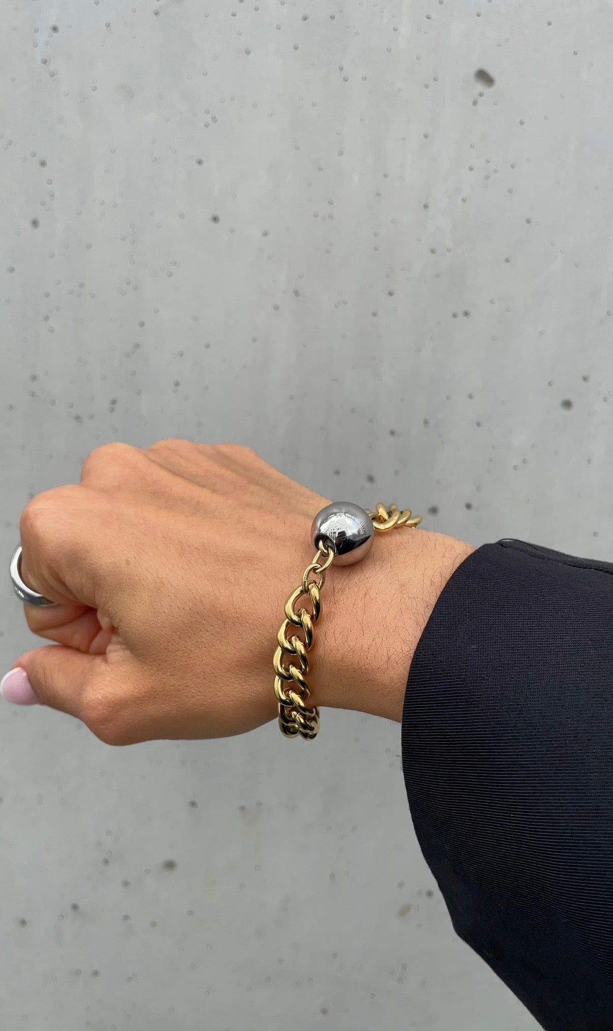 Middle pearl bracelet