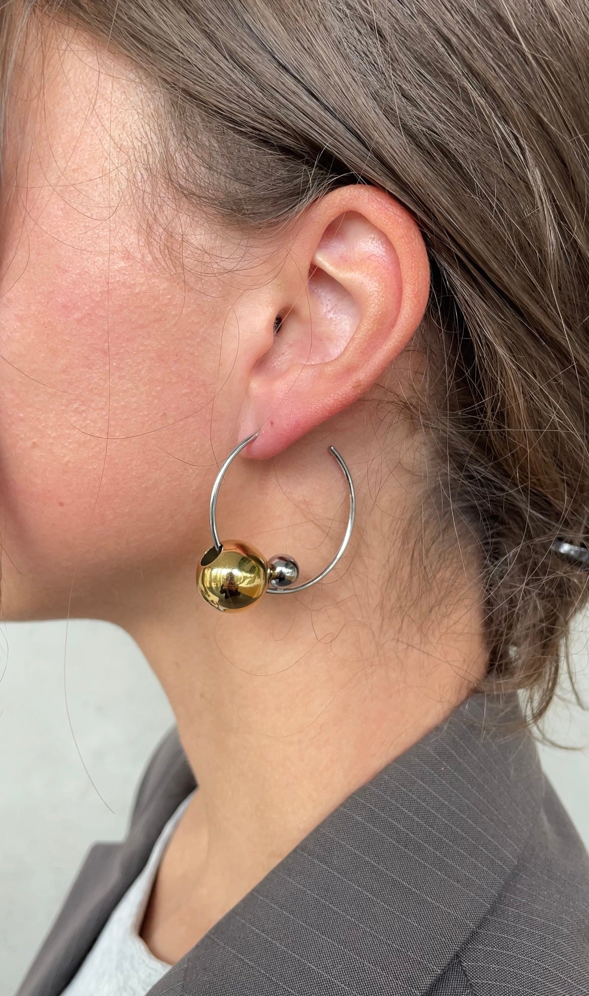 Asymmetric pearl earrings