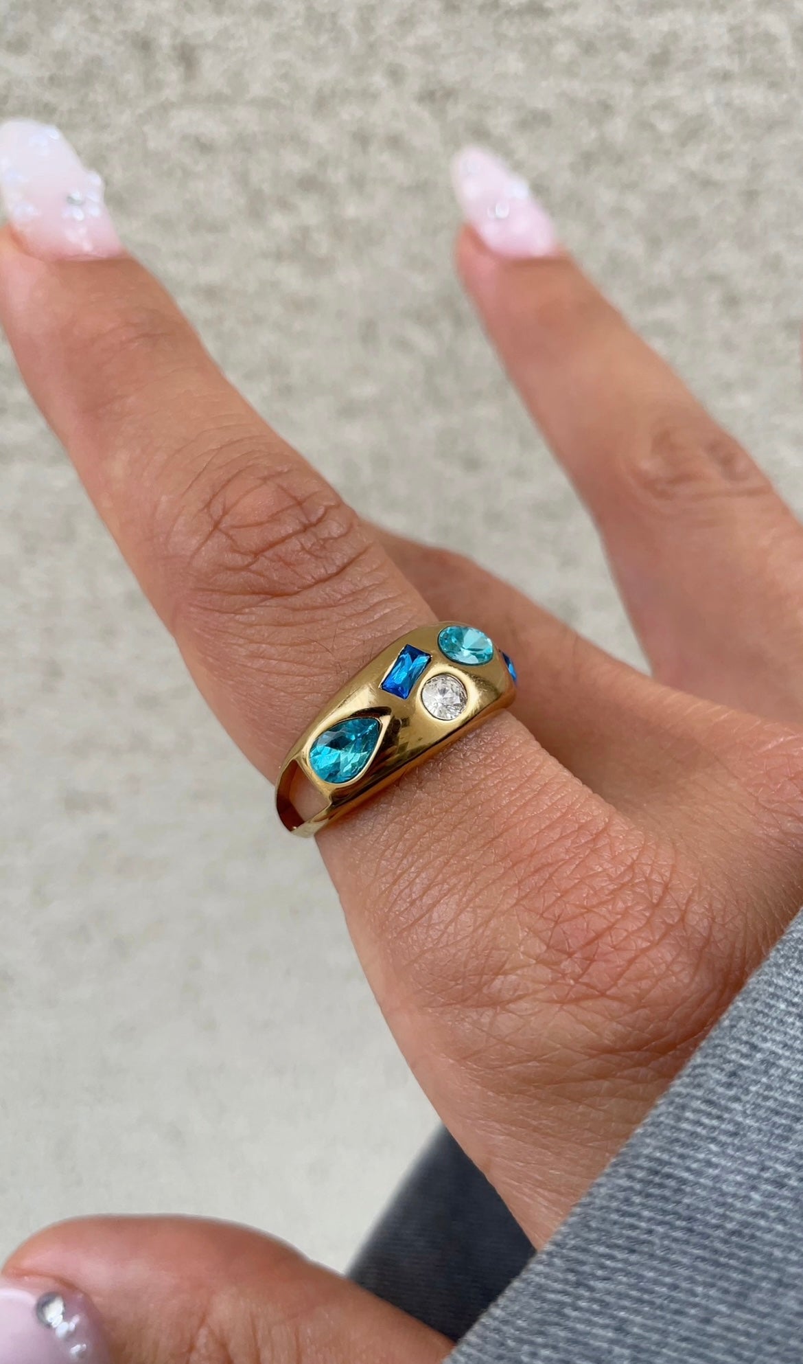 Colored gems ring