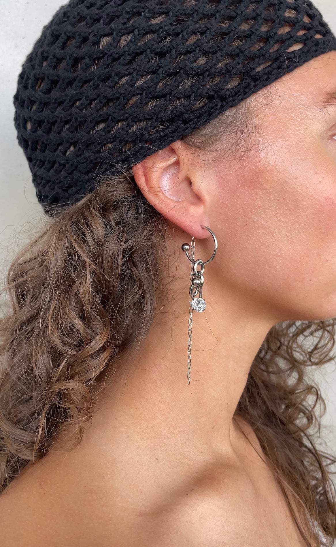 Asymmetric piercing earrings