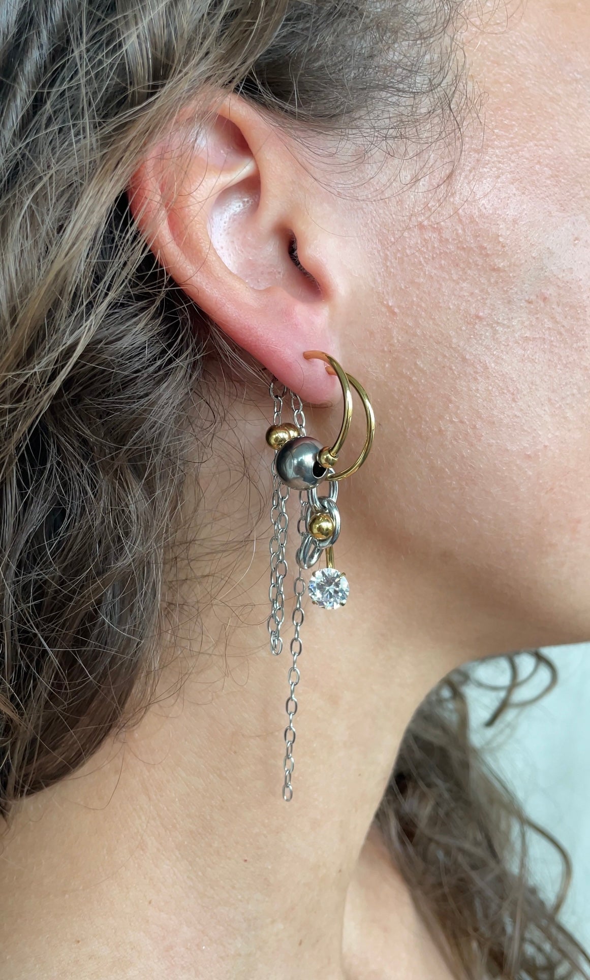 Asymmetric piercing earrings