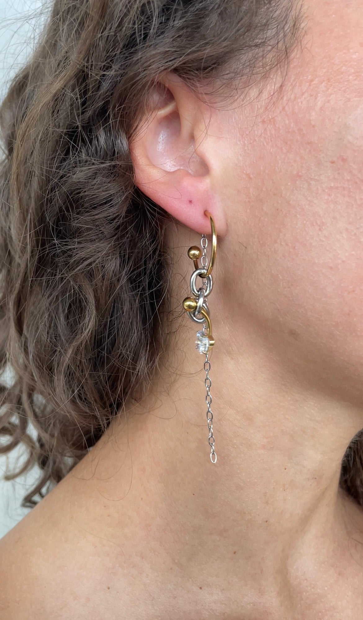 Asymmetric piercing earrings