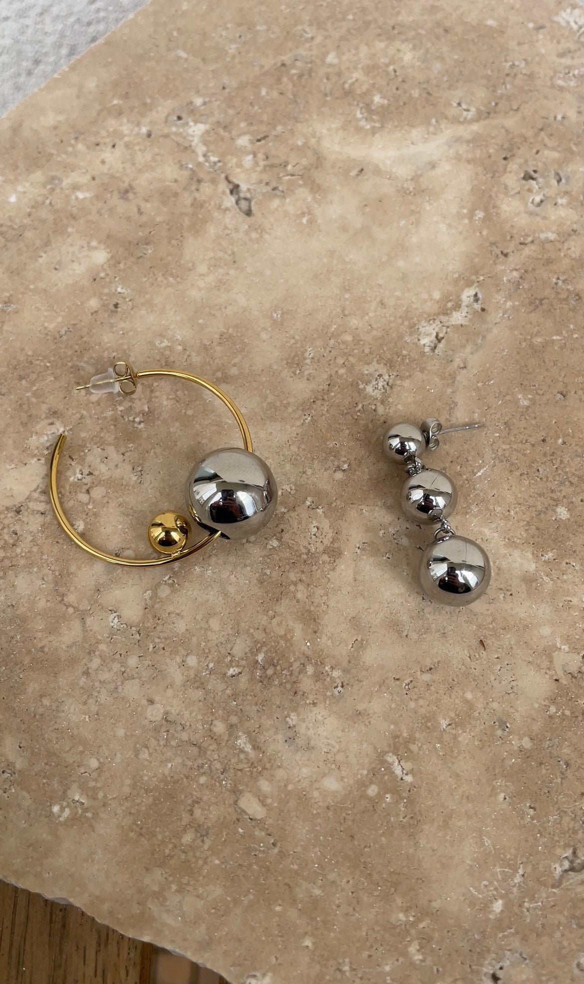 Asymmetric pearl earrings