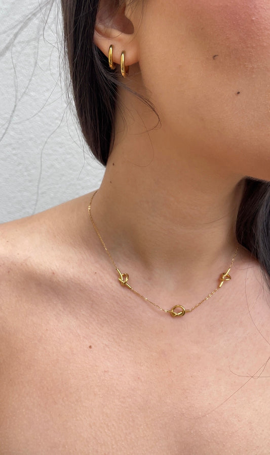 Thin knot necklace