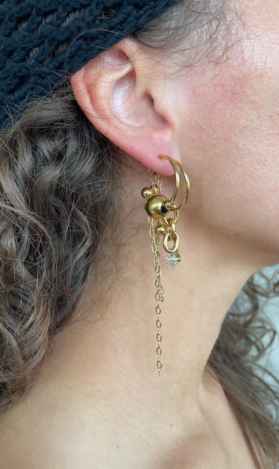 Asymmetric piercing earrings