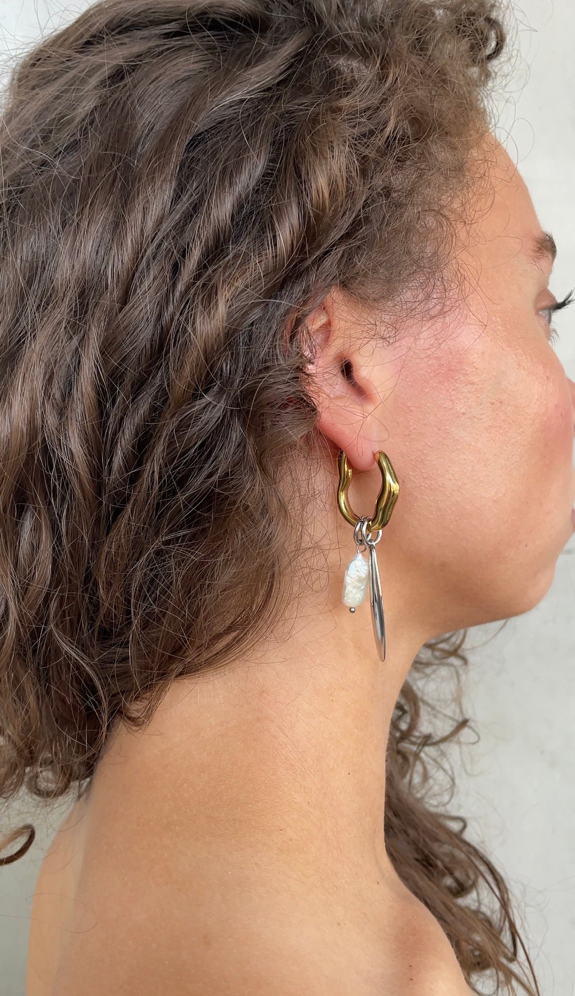 Oval pearl earrings
