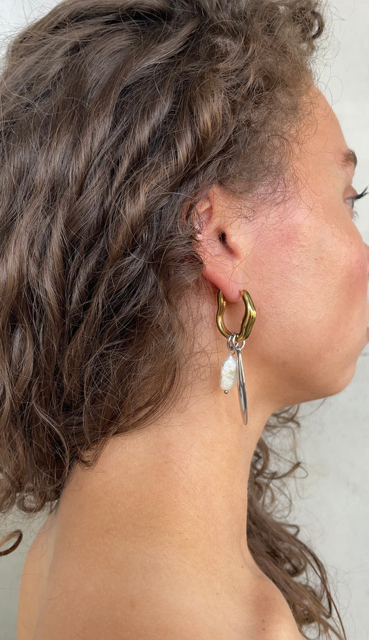 Oval pearl earrings
