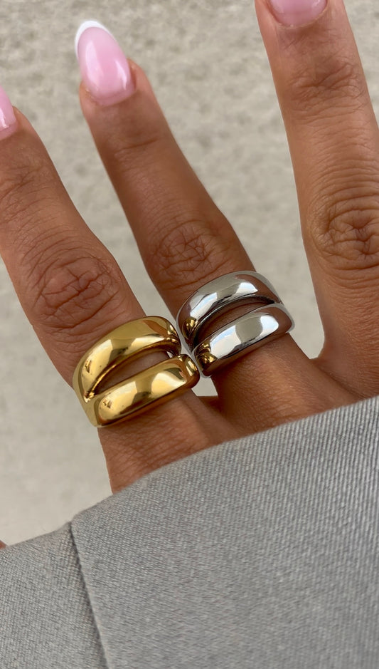 Bold lips ring