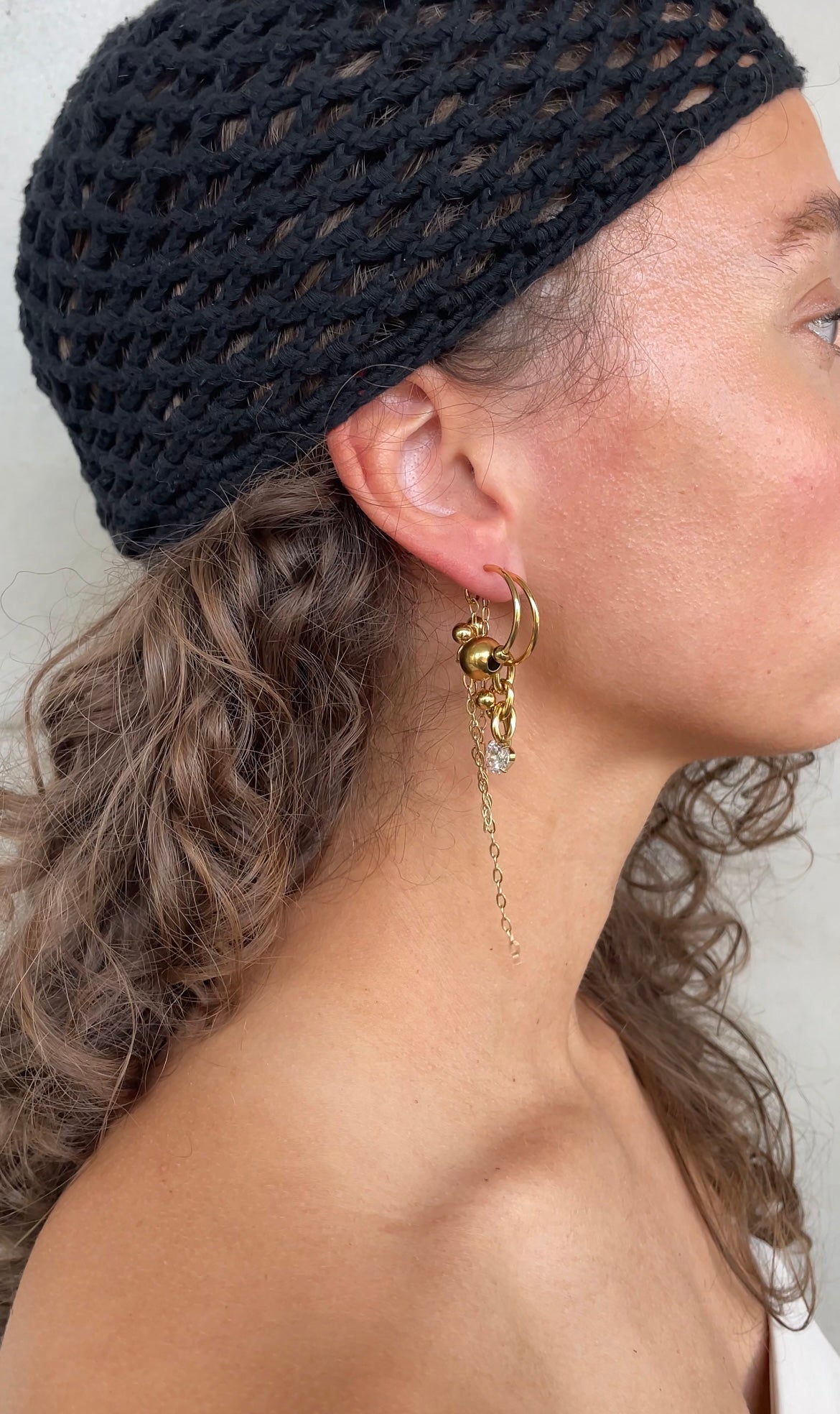 Asymmetric piercing earrings