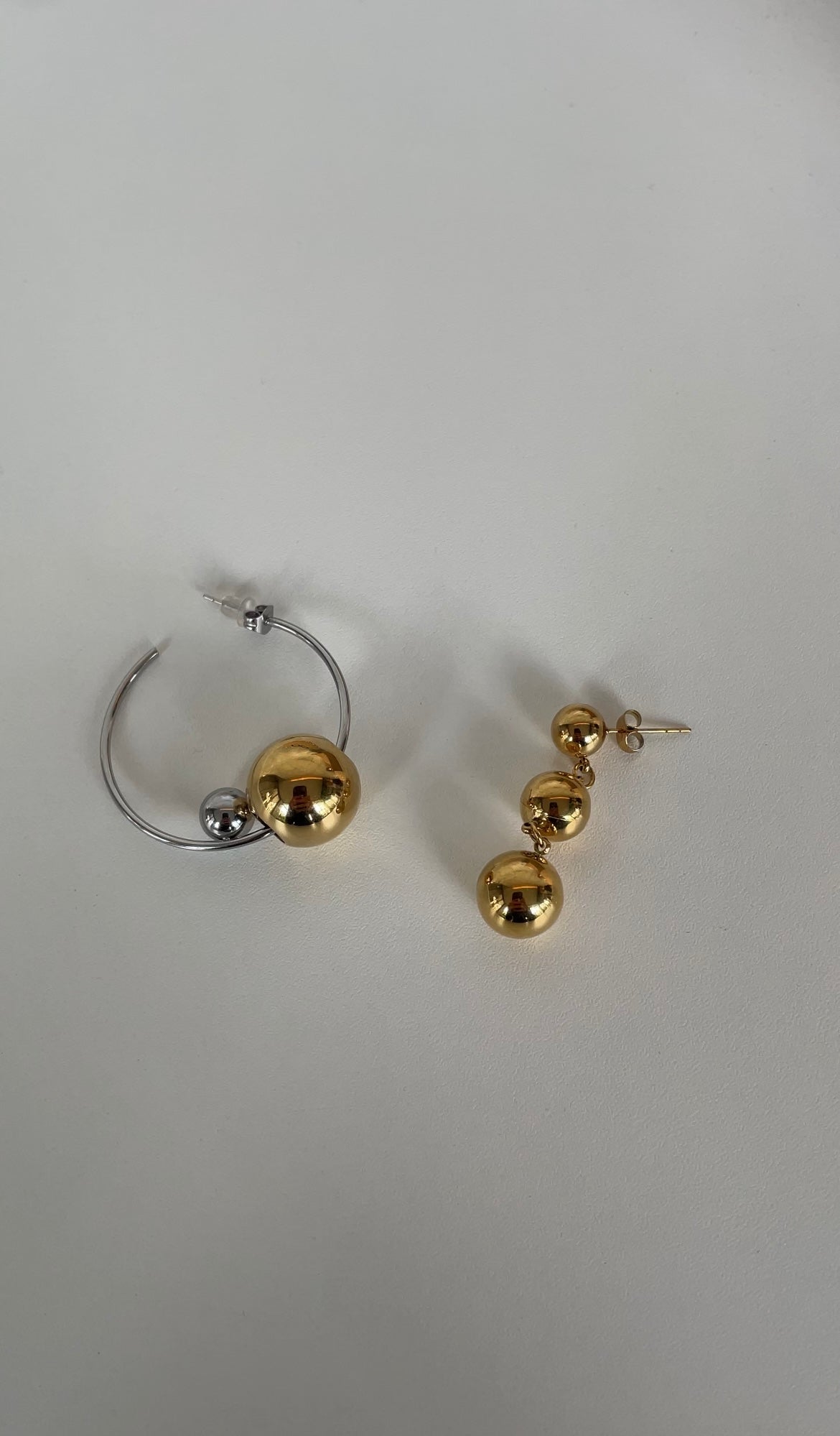 Asymmetric pearl earrings