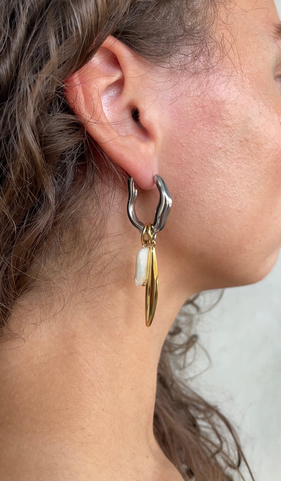 Oval pearl earrings