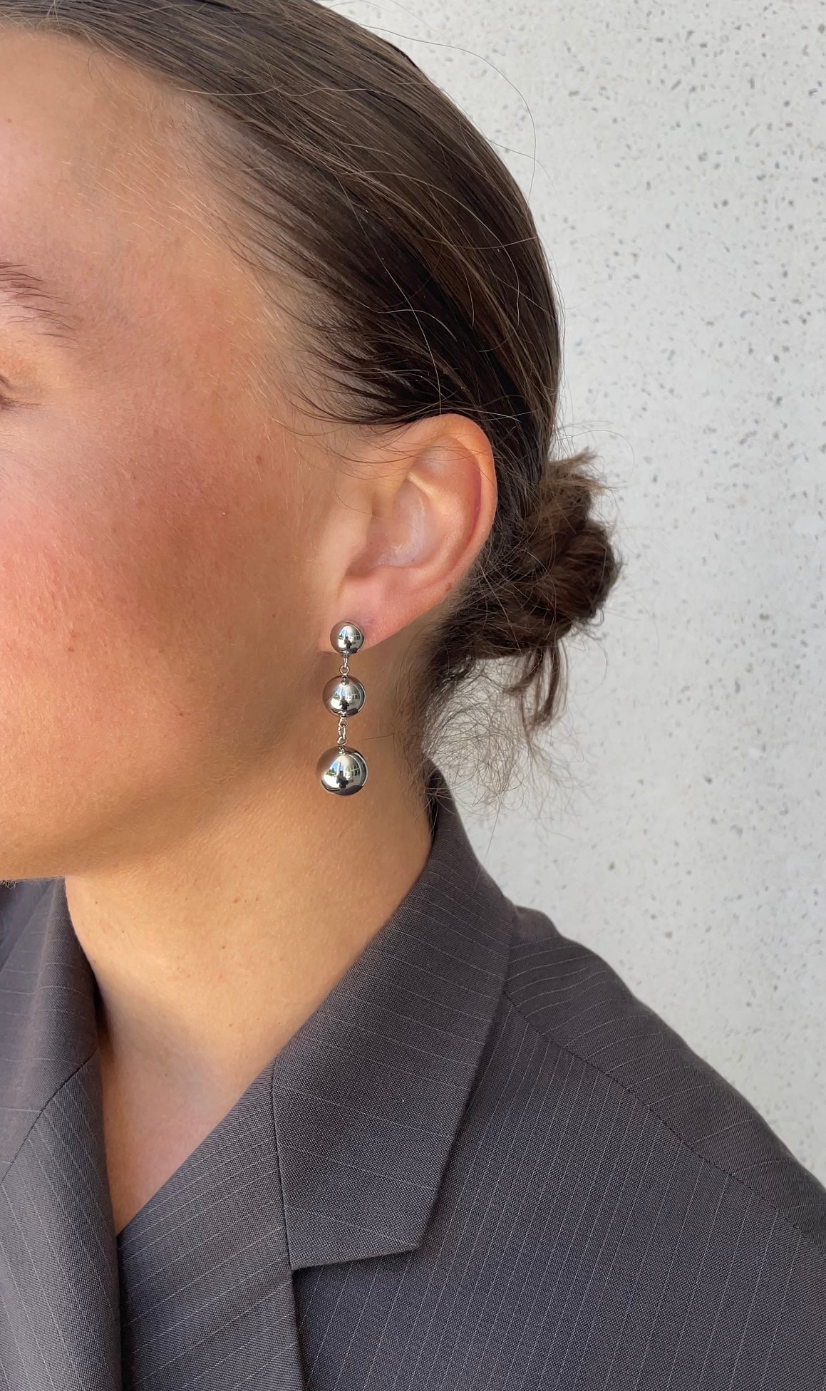 Asymmetric pearl earrings
