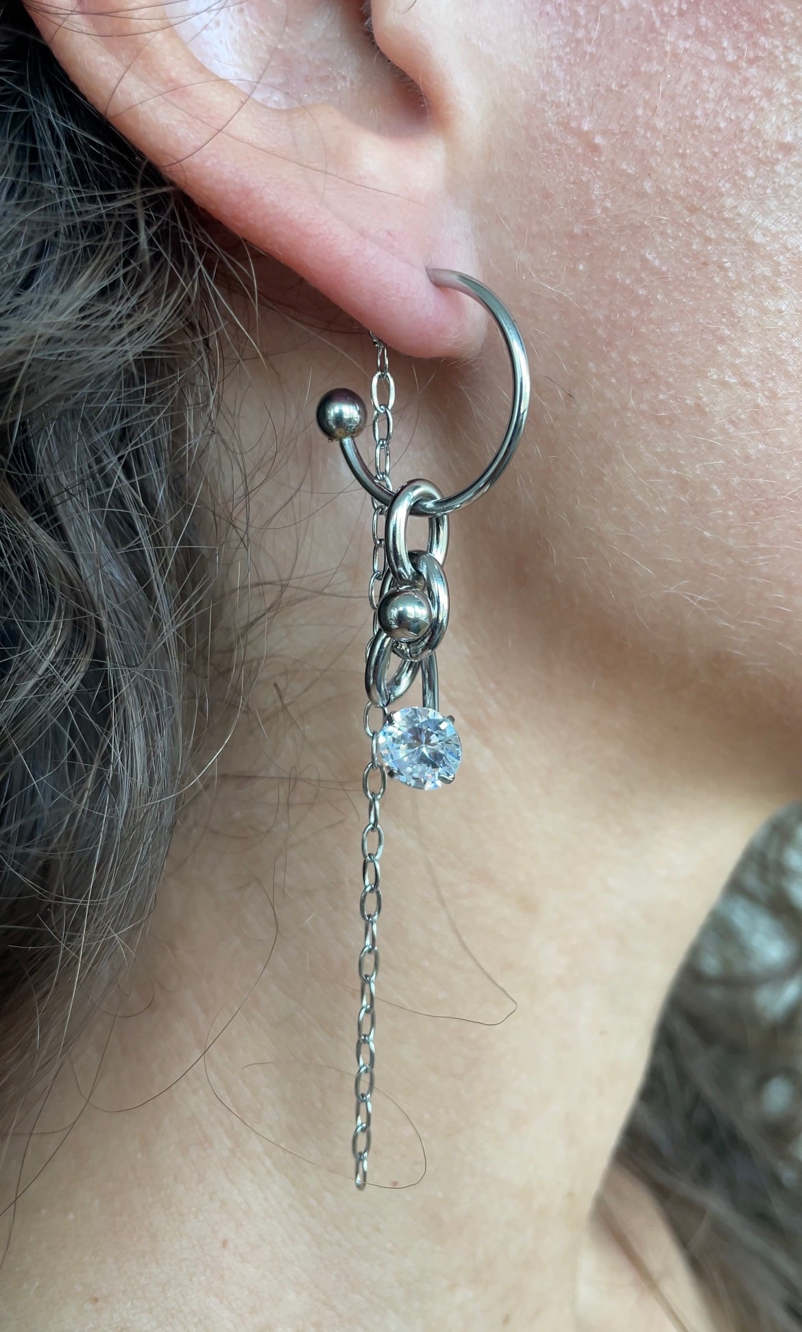 Asymmetric piercing earrings