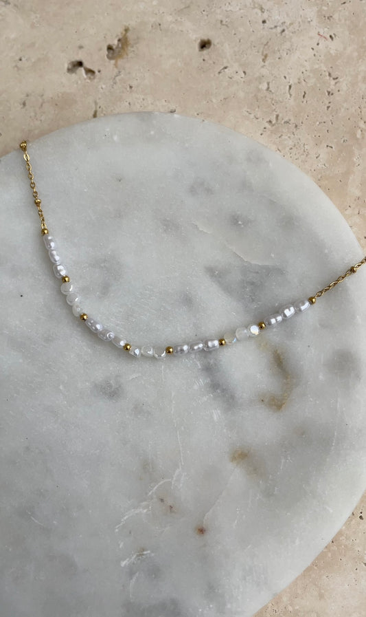 Semi Pearl necklace